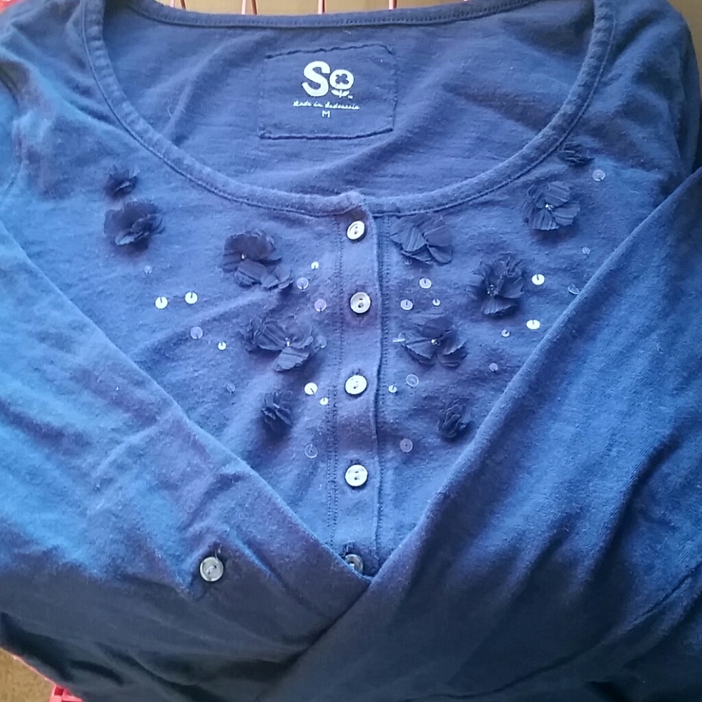 So long sleeved navy blue henley